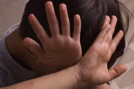 Bé trai 6 tuổi bị quấy rối tình dục trong khu vệ sinh