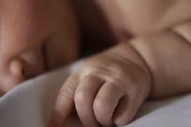 Bé gái 2 tháng tuổi bị mẹ siết cổ vì không chịu nín khóc