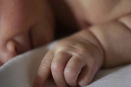 Bé gái 2 tháng tuổi bị mẹ siết cổ vì không chịu nín khóc