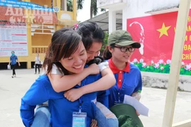 Bị ngã gãy 3 ngón chân, nữ thí sinh chịu đau hoàn thành môn thi