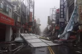 Đài Loan hoang tàn sau khi siêu bão Nepartak quét qua