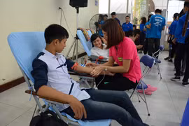 Tân sinh viên 2016 nhiệt tình hiến máu tình nguyện