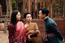 “Bỗng dưng trúng số” và “Ngược dòng thời gian để yêu anh” bỗng dưng ăn khách