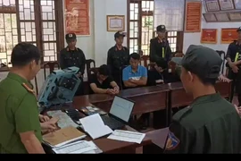 Con vay tiền cá độ bóng đá, bố mẹ có phải trả nợ thay?