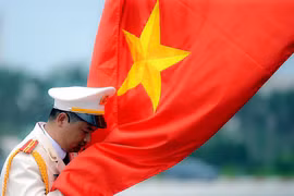 Lực lượng Công an nhân dân phải luôn đặt lợi ích quốc gia, dân tộc, trong đó có lợi ích quốc gia cốt lõi là mục tiêu tối thượng; đề cao trách nhiệm của người đứng đầu công an các đơn vị, địa phương về bảo vệ Tổ quốc trong tình hình mới; bảo vệ Tổ quốc bằng mọi giá