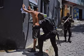 Các nhóm vũ trang tự phát lấn át tội phạm ma túy tại Rio de Janeiro 