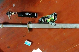 Trộm chó vung kiếm, xịt hơi cay uy hiếp Cảnh sát cơ động