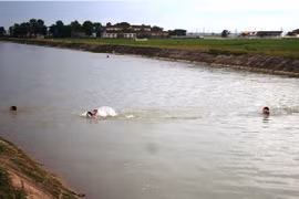 Tập bơi, một thanh niên đuối nước