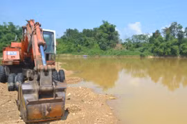 Máy xúc sụt xuống hố sâu, một công nhân tử vong