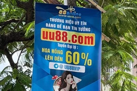 Nhức nhối tình trạng ngang nhiên treo băng rôn quảng cáo đánh bạc trực tuyến trên phố