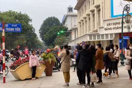 Cận cảnh Hồ Gươm, Hà Nội tấp nập khách du xuân ngày mùng 4 Tết