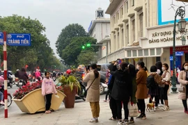 Cận cảnh Hồ Gươm, Hà Nội tấp nập khách du xuân ngày mùng 4 Tết