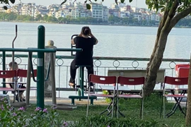 Hà Nội: Vỉa hè, ghế đá đường ven hồ Tây bị chiếm dụng - làm sao để tránh tái diễn?