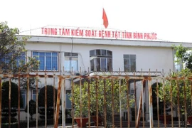 Từ vụ Giám đốc CDC Bình Phước xin trả quà: Xử lý quà tặng thế nào để không phạm tội nhận hối lộ?