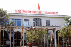 Từ vụ Giám đốc CDC Bình Phước xin trả quà: Xử lý quà tặng thế nào để không phạm tội nhận hối lộ?