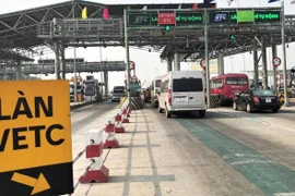 Làm thế nào để tránh bị phạt tiền khi qua trạm thu phí không dừng?