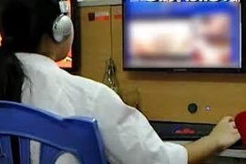 Cha mẹ cần phải làm gì khi phát hiện con xem phim 18+?