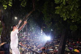 Tuấn Hưng đội mưa hát từ ban công nhà, hát xong tặng áo cho khán giả