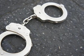 Mua bán còng số 8 có thể bị phạt tiền, phạt tù tới 7 năm