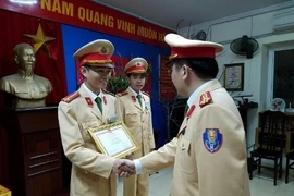 Khen thưởng đột xuất 2 chiến sỹ CSGT tận tình giúp đỡ người dân