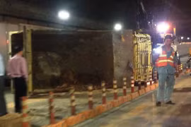 Hầm Thủ Thiêm bị phong tỏa nhiều giờ vì xe tải lật