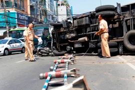 Xe tải lật ngang làm cặp nam nữ đi xe SH nhập viện