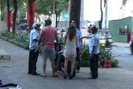 Xử lý vi phạm vỉa hè, cán bộ trật tự đô thị bị đánh thương tích