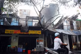 Cháy lớn cơ sở vải, lửa lan sang thiêu rụi nhà dân