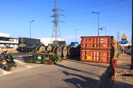 Xe container lại lật trên đường Võ Chí Công