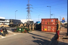 Xe container lại lật trên đường Võ Chí Công