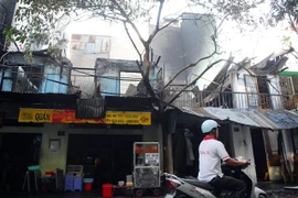 Cháy lớn cơ sở vải, lửa lan sang thiêu rụi nhà dân