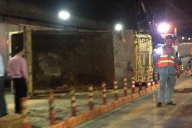 Hầm Thủ Thiêm bị phong tỏa nhiều giờ vì xe tải lật