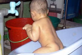 Bé 2 tuổi tử vong do gục đầu vào thùng nước ở nhà vệ sinh