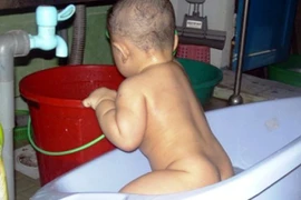 Bé 2 tuổi tử vong do gục đầu vào thùng nước ở nhà vệ sinh