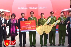 VietinBank trao tặng 2 xe cứu thương cho Sở Cảnh sát PC&CC Hà Nội