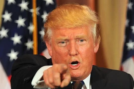 Donald Trump thách thức bà Clinton công bố hồ sơ y tế chi tiết