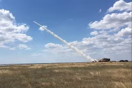 Ukraine thử nghiệm tên lửa đất đối đất tầm bắn 300km