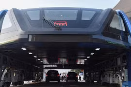 Trung Quốc chạy thử xe buýt khổng lồ có khả năng chở 300 người