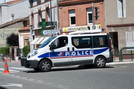 Nữ cảnh sát Pháp bị đâm trọng thương giữa ban ngày