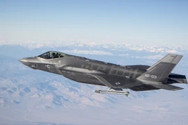 F-35 phóng tên lửa AIM-9X tiêu diệt máy bay không người lái