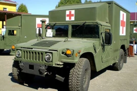 Mỹ bàn giao 40 xe Humvee cứu thương cho Ukraine