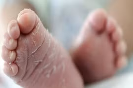 Hứng đòn oan nghiệt của bố, bé sơ sinh tử vong