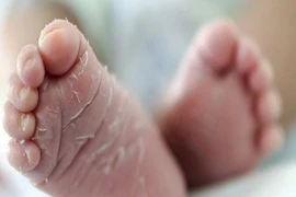 Hứng đòn oan nghiệt của bố, bé sơ sinh tử vong