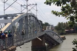 Sà lan đâm sập cầu Ghềnh trăm tuổi, nhiều người dân rơi xuống sông 