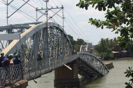 Sà lan đâm sập cầu Ghềnh trăm tuổi, nhiều người dân rơi xuống sông 