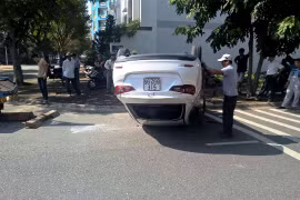 Hai tài xế nữ tông nhau, ô tô "ngửa bụng"