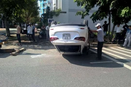 Hai tài xế nữ tông nhau, ô tô "ngửa bụng"