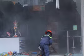 Cửa hàng tiện lợi bốc cháy, nhiều người tháo chạy thoát thân