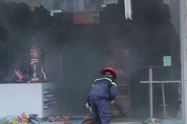 Cửa hàng tiện lợi bốc cháy, nhiều người tháo chạy thoát thân