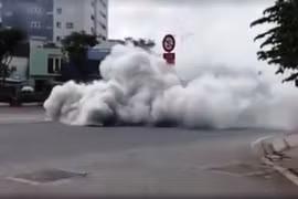 Xe tải bốc khói ngùn ngụt trên đại lộ